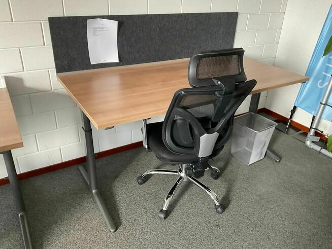 Biurko 160x80cm z dźwiękoszczelną przegrodą