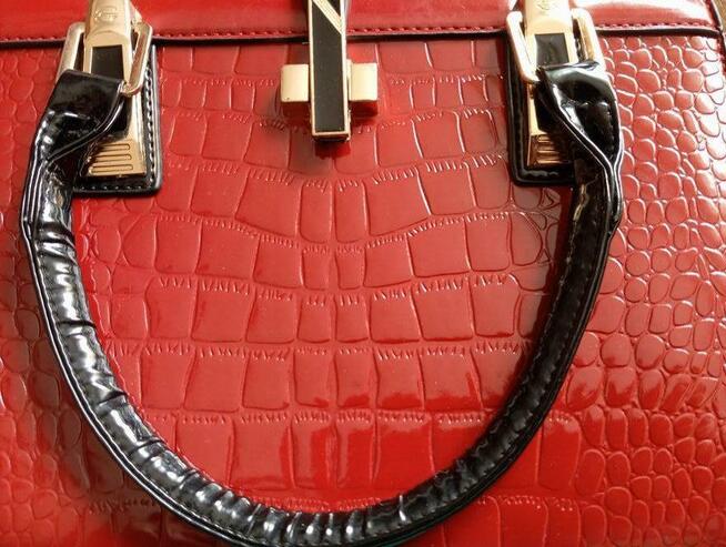 Torebka do ręki lub na ramię z paskiem stan prawie idealny