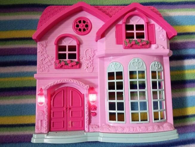 Domek grający wymiary około 30 cm x 30 cm