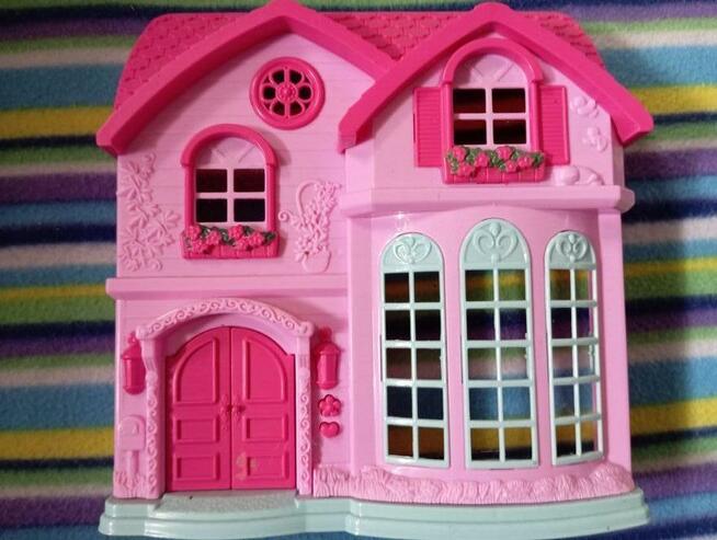 Domek grający wymiary około 30 cm x 30 cm