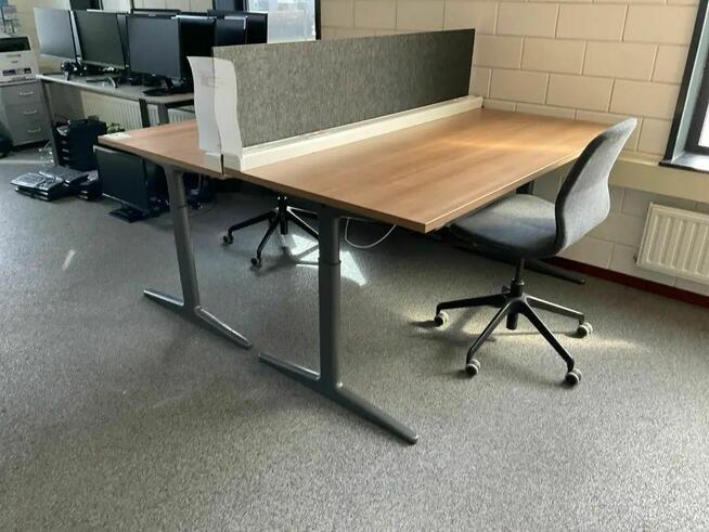 Biurko 160x80cm z dźwiękoszczelną przegrodą