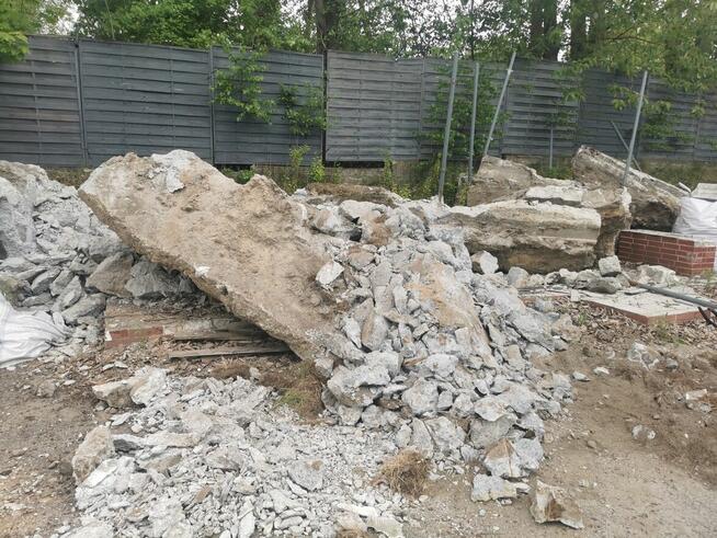 Oddam gruz i gruz z ziemią