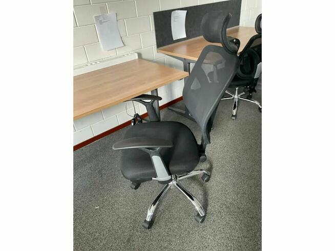 Biurko 160x80cm z dźwiękoszczelną przegrodą