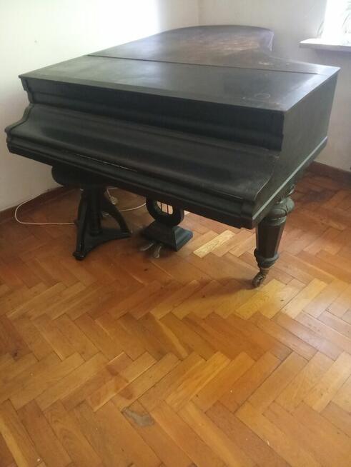 Obrazy, meble, fortepian