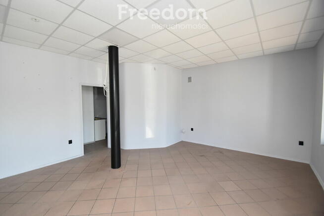 Lokal na parterze z przy głównej ulicy