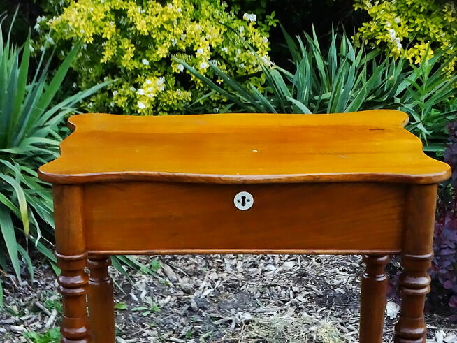 Antyczny stary stolik podręczny niski z otwieranym blatem