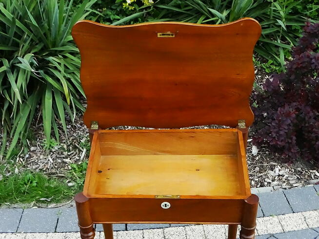 Antyczny stary stolik podręczny niski z otwieranym blatem