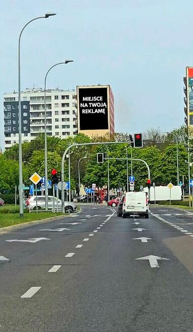 Reklama przyciągająca wzrok, podświetlana, billboard