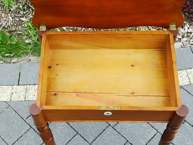 Antyczny stary stolik podręczny niski z otwieranym blatem