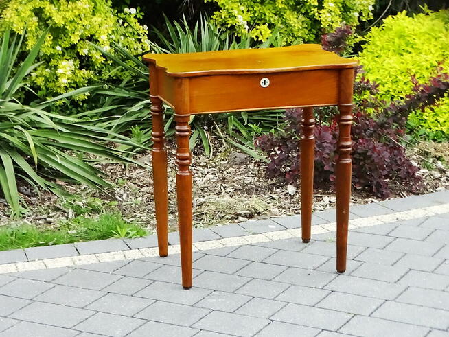 Antyczny stary stolik podręczny niski z otwieranym blatem