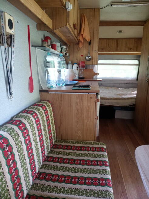 Przyczepa kempingowa z miejscem nad jeziorem