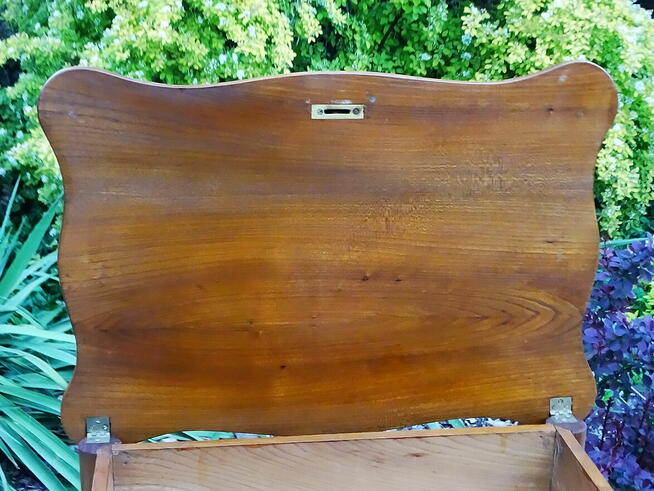 Antyczny stary stolik podręczny niski z otwieranym blatem