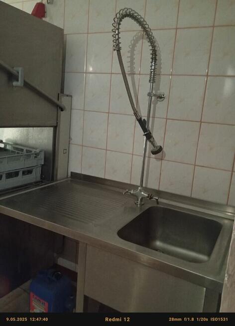 Stół że zlewozmywakiem i baterią
