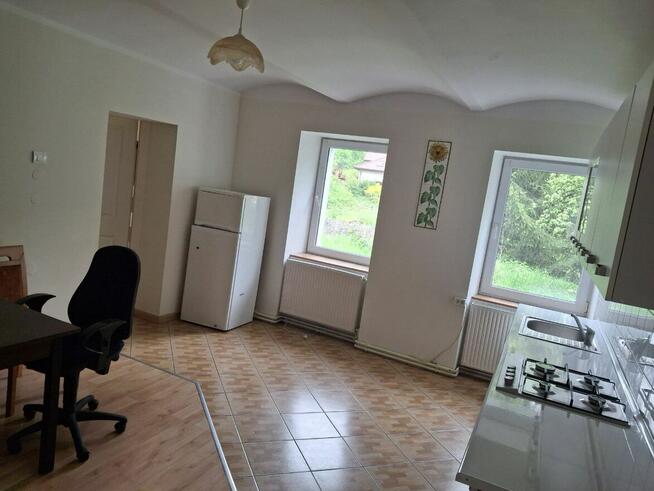 Wynajmę mieszkanie 2 pokojowe na wiosce za 1590 zł.