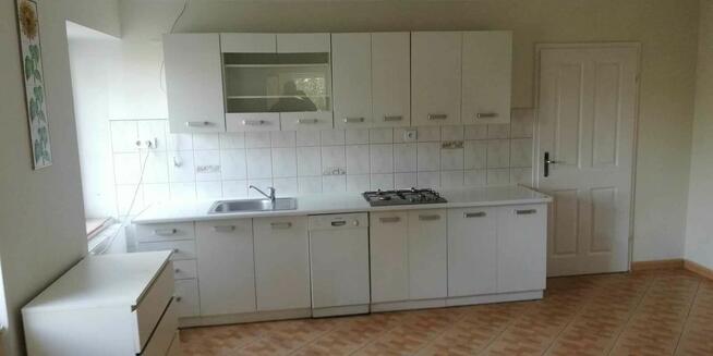 Wynajmę mieszkanie 2 pokojowe na wiosce za 1590 zł.