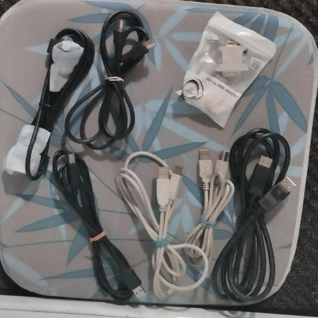 Kable do komputera i drukarki.