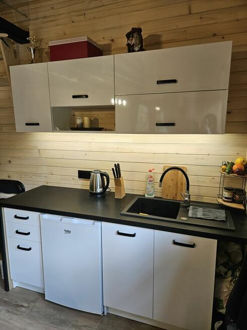 Ogródek działkowy z całorocznym domkiem drewnianym