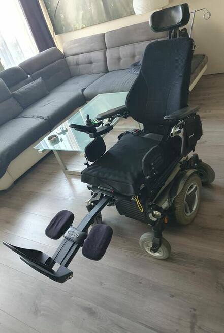 Elektryczny wózek inwalidzki marki Permobil M 300