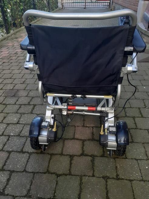 Lekki składany wózek inwalidzki z napędem elektrycznym