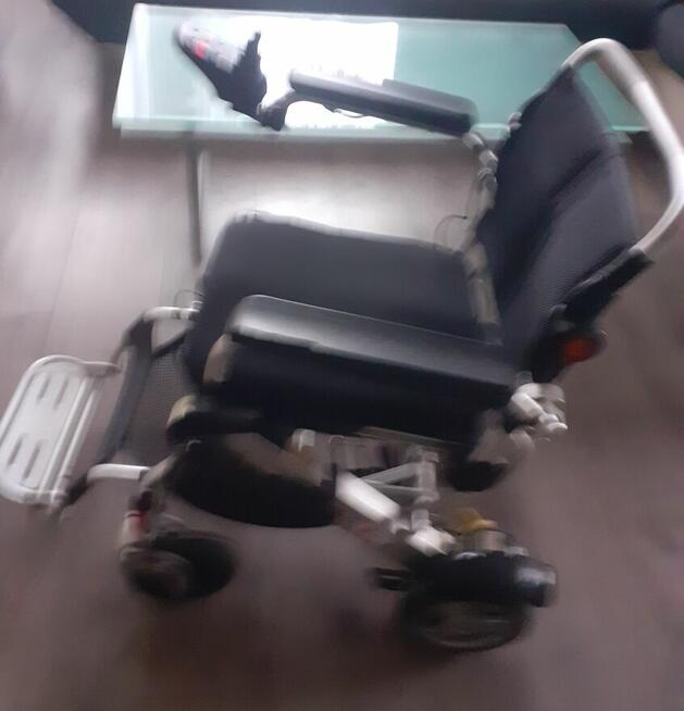 Lekki składany wózek inwalidzki z napędem elektrycznym