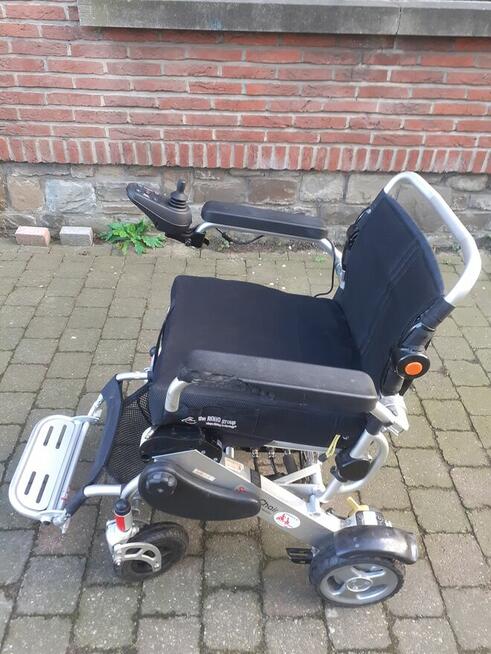Lekki składany wózek inwalidzki z napędem elektrycznym