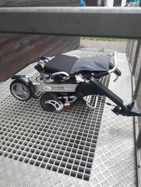 Lekki składany wózek inwalidzki z napędem elektrycznym