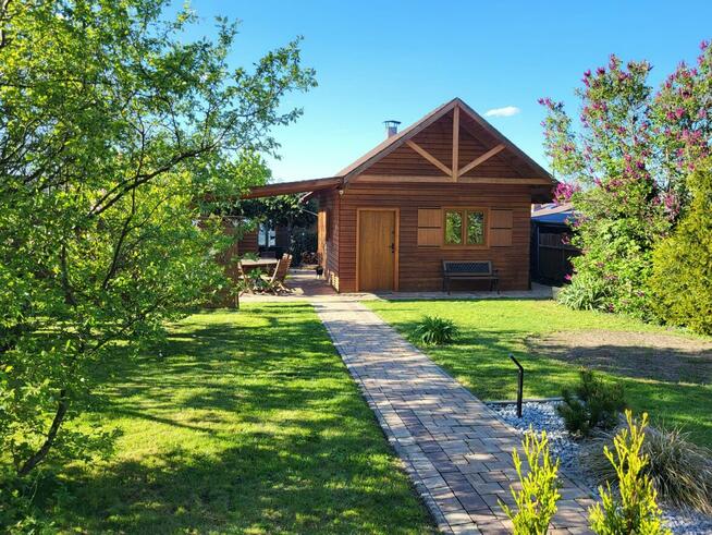 Ogródek działkowy z całorocznym domkiem drewnianym