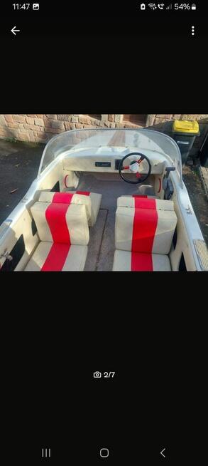 Łódź motorowa z przyczepą