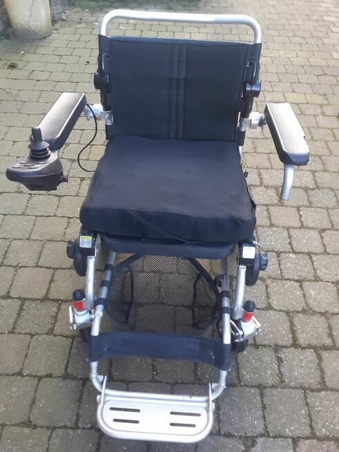 Lekki składany wózek inwalidzki z napędem elektrycznym