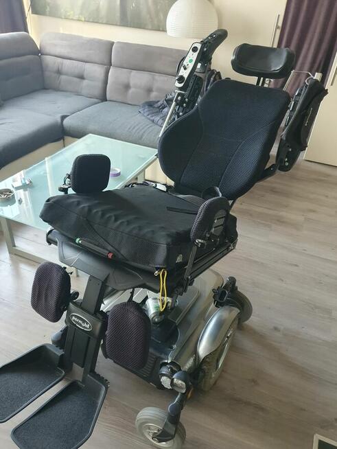 Elektryczny wózek inwalidzki marki Permobil M 300