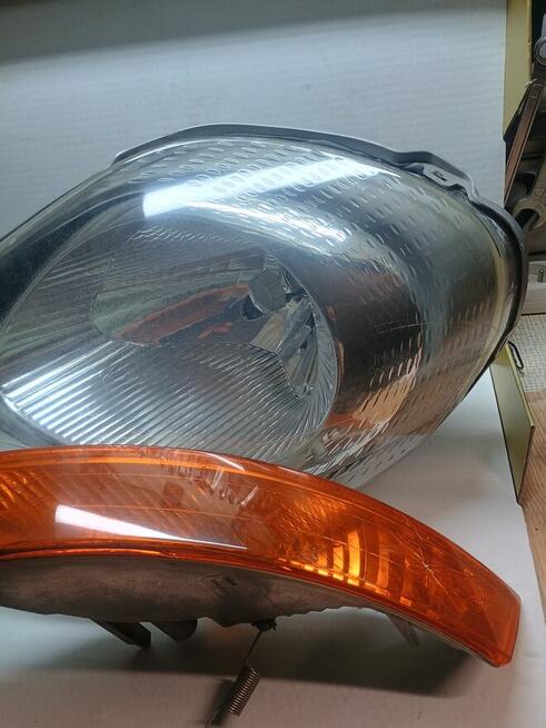 Polerowanie lamp samochodowych.