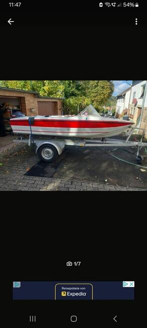 Łódź motorowa z przyczepą