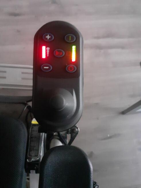 Lekki składany wózek inwalidzki z napędem elektrycznym