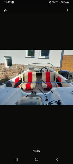 Łódź motorowa z przyczepą