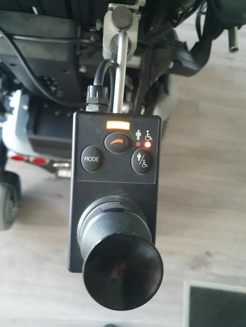 Elektryczny wózek inwalidzki marki Permobil M 300