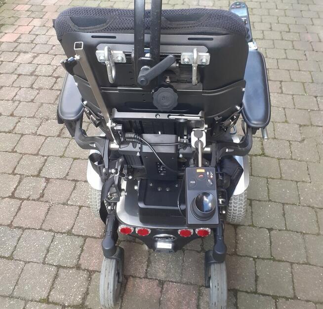 Elektryczny wózek inwalidzki marki Permobil M 300