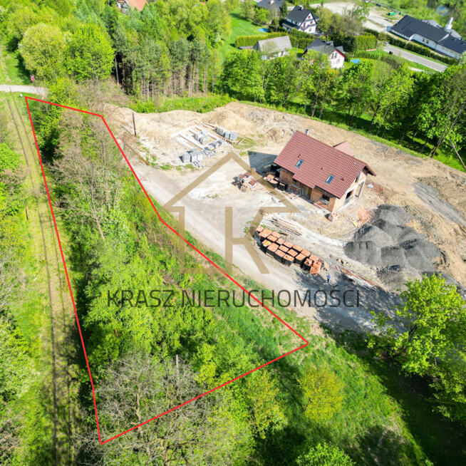 Działka budowlana w lesie blisko centrum Dobrej