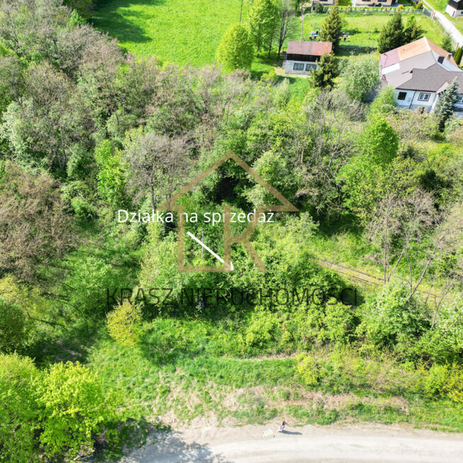 Działka budowlana w lesie blisko centrum Dobrej