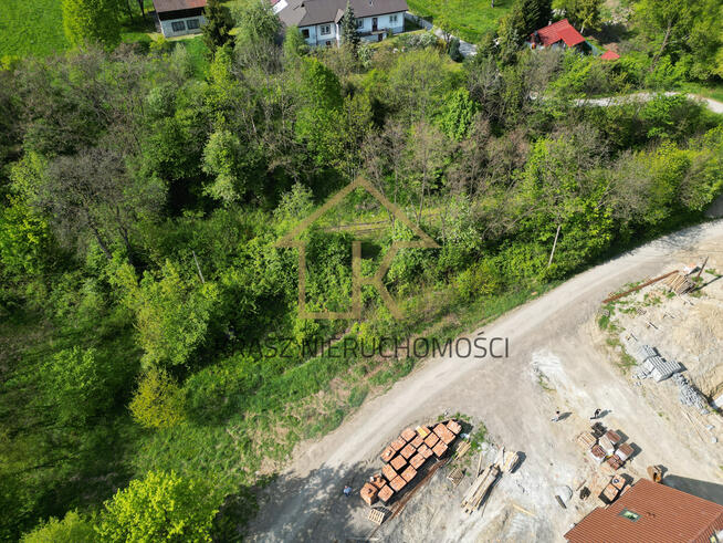 Działka budowlana w lesie blisko centrum Dobrej