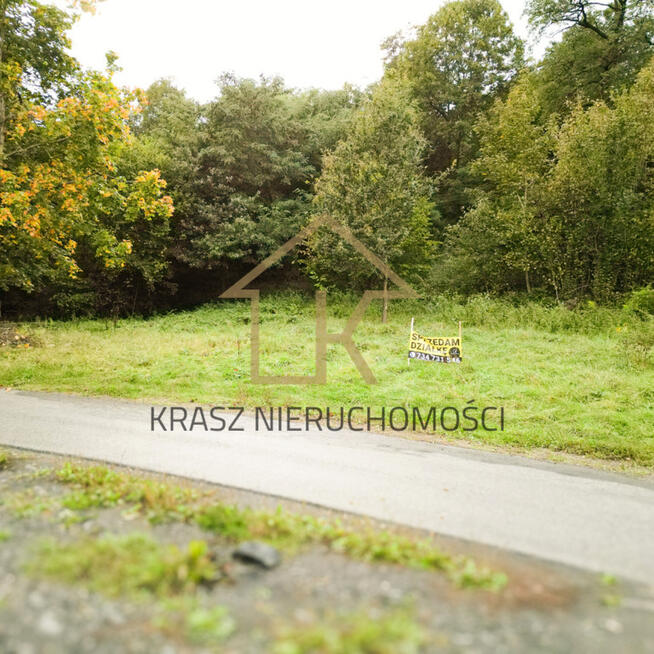 Działka budowlana w lesie blisko centrum Dobrej