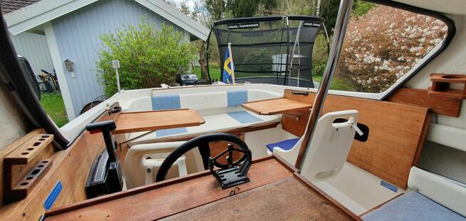 Łódź motorowa Uttern 5000 HT z silnikiem Mercury 60 KM i prz