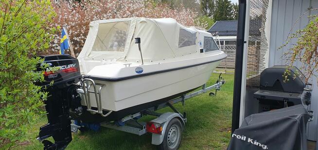 Łódź motorowa Uttern 5000 HT z silnikiem Mercury 60 KM i prz