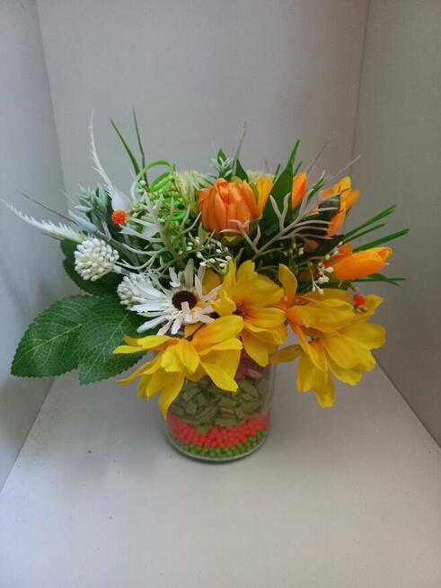 Dekoracja ze sztucznych kwiatów