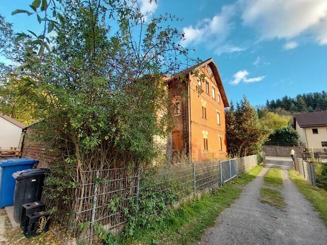 Blok mieszkalny wymagający remontu z dużym potencjałem w Nie