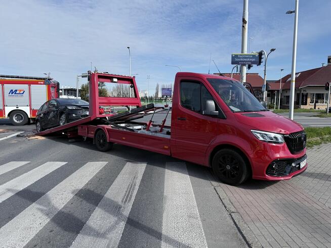 Laweta Holowanie Autostrada A4 pomocdrogowa transport maszyn