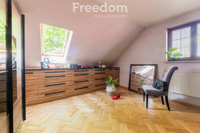 Dom z bezpośrednim widokiem na las w Wesołej