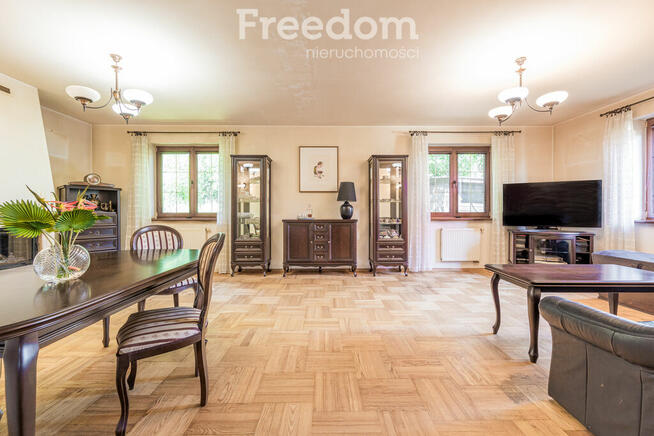 Dom z bezpośrednim widokiem na las w Wesołej