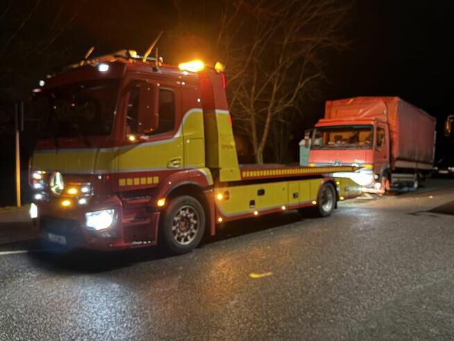 Laweta Holowanie Autostrada A4 pomocdrogowa transport maszyn