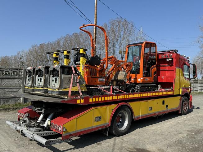 Laweta Holowanie Autostrada A4 pomocdrogowa transport maszyn