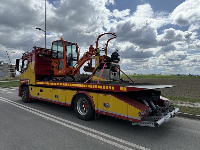 Laweta Holowanie Autostrada A4 pomocdrogowa transport maszyn